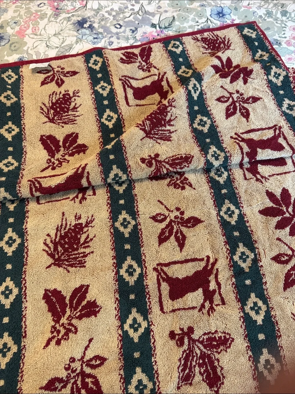 Classic Red Deer & Pine Bath Towel Set - 2 NWOT